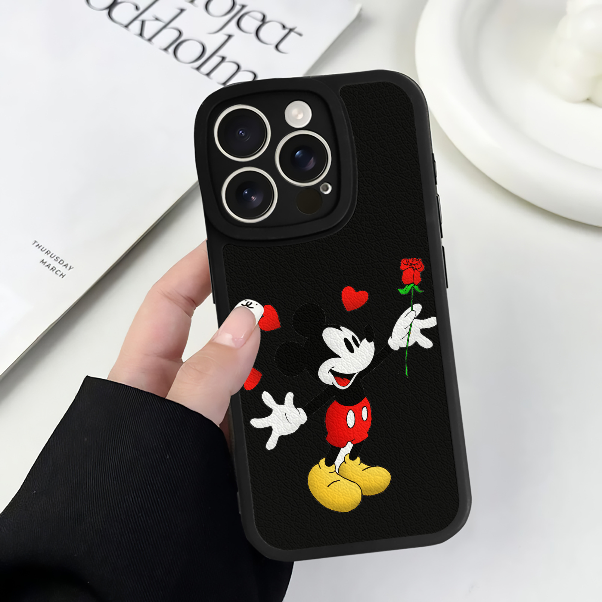 （画像用） ミッキーマウス Mickey Mouse 【iPhone 16シリーズ対応】シリコンスマホケース（レザー調） 材質：シリコン